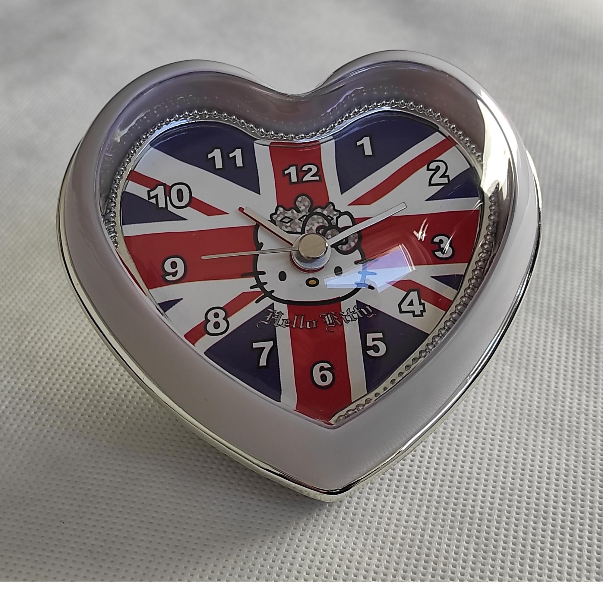Ceas de masa Hello Kitty UK cu alarma, forma de inima, 11 x 11 cm, Sanrio ZR26322 - nestemag.ro