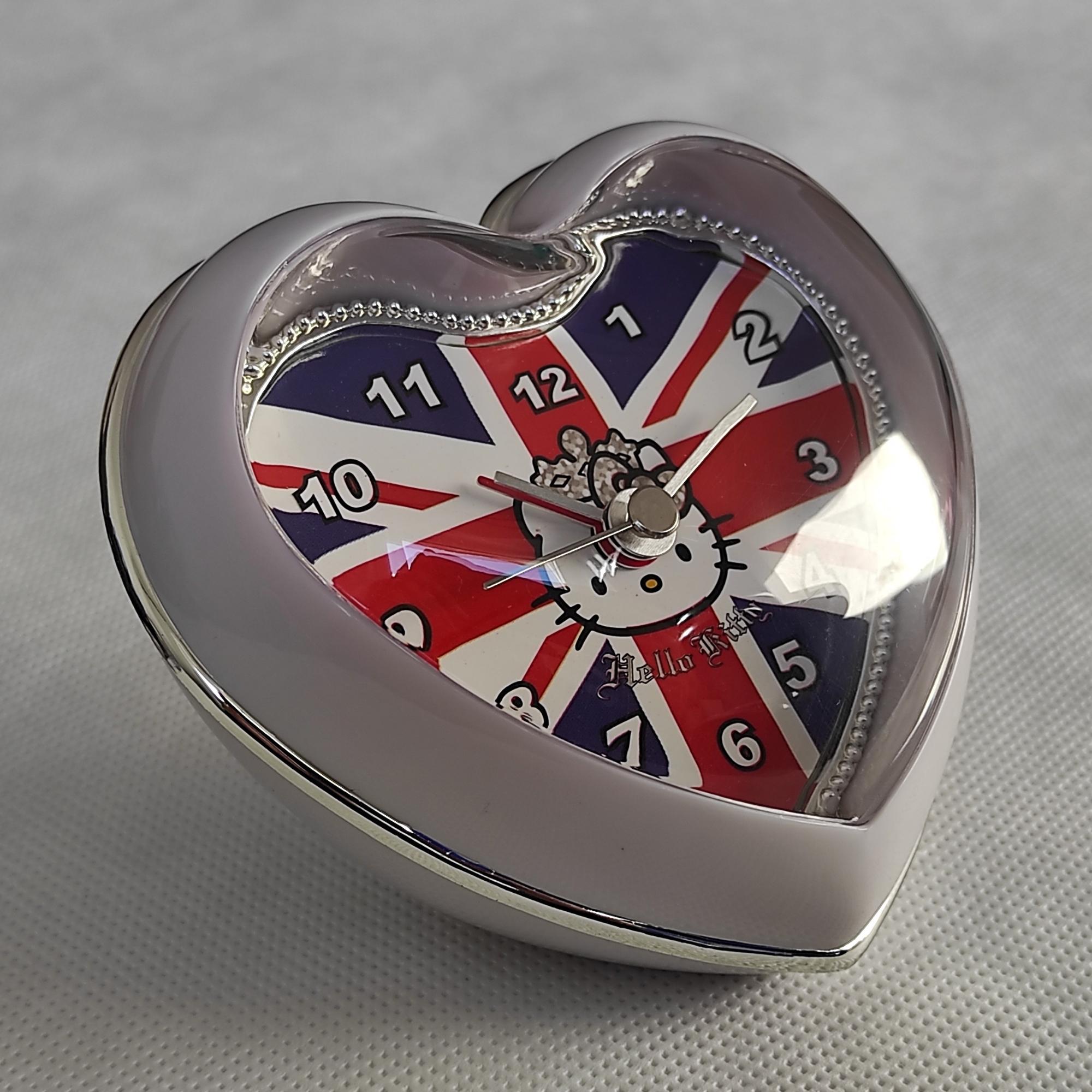 Ceas de masa Hello Kitty UK cu alarma, forma de inima, 11 x 11 cm, Sanrio ZR26322 - nestemag.ro
