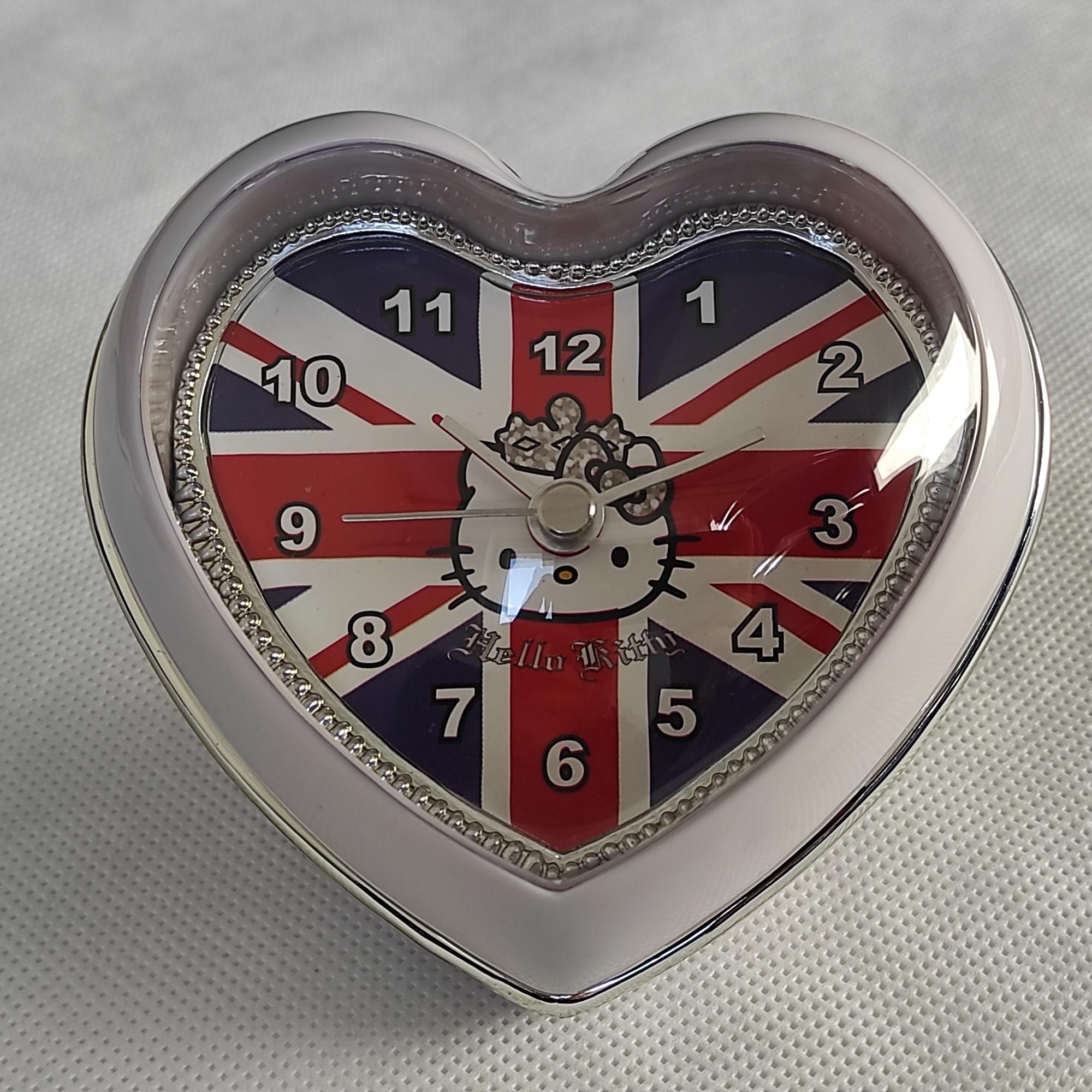 Ceas de masa Hello Kitty UK cu alarma, forma de inima, 11 x 11 cm, Sanrio ZR26322 - nestemag.ro
