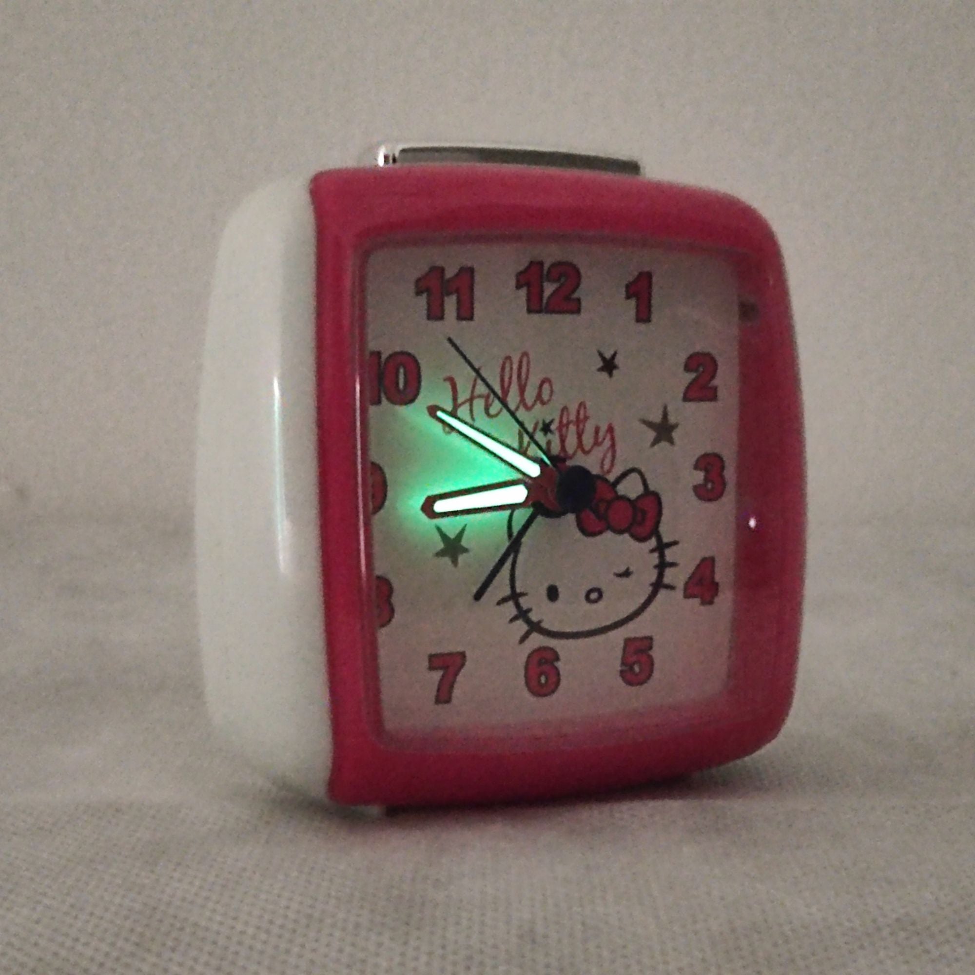 Ceas Hello Kitty cu alarma, ace fosforescente, 8 x 9 cm, Sanrio ZR26320 - nestemag.ro